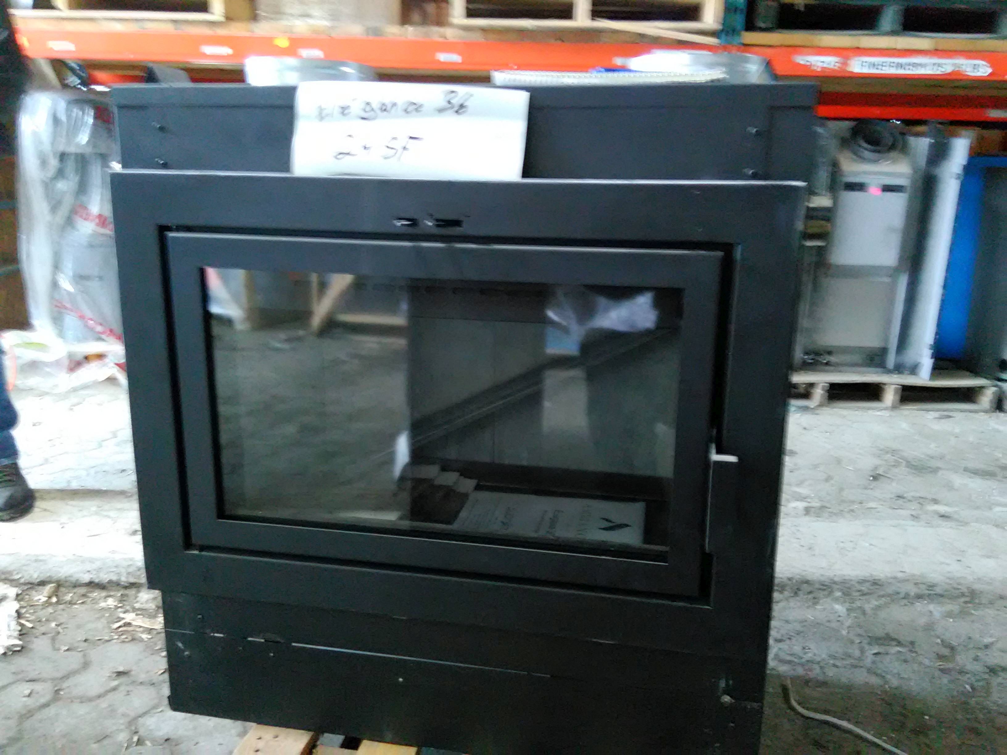 Image RABAIS 50% - Foyer au bois Élégance 36 avec porte rectangulaire.                                                                                      