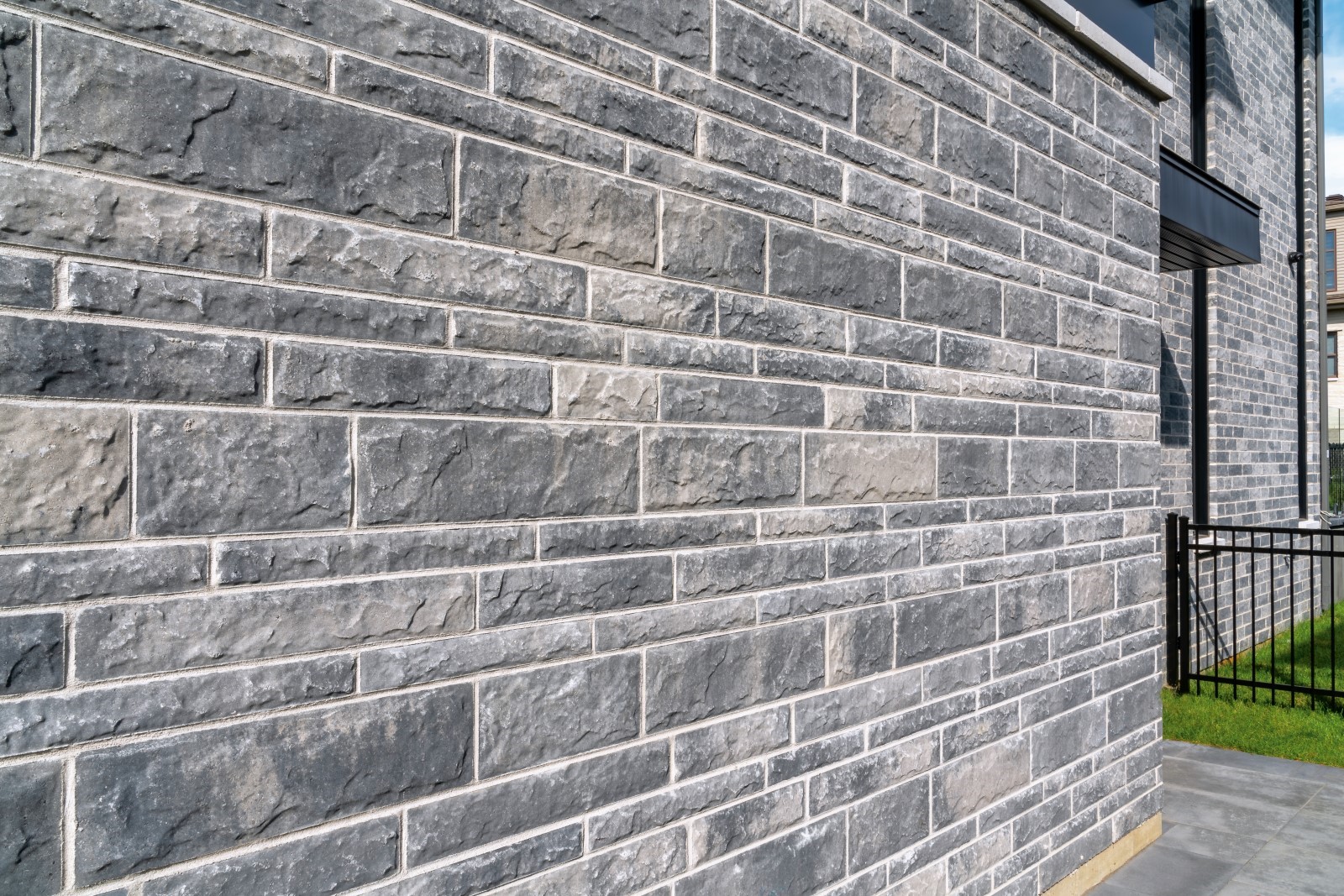 Permacon Mondrian stone Newport grey wall