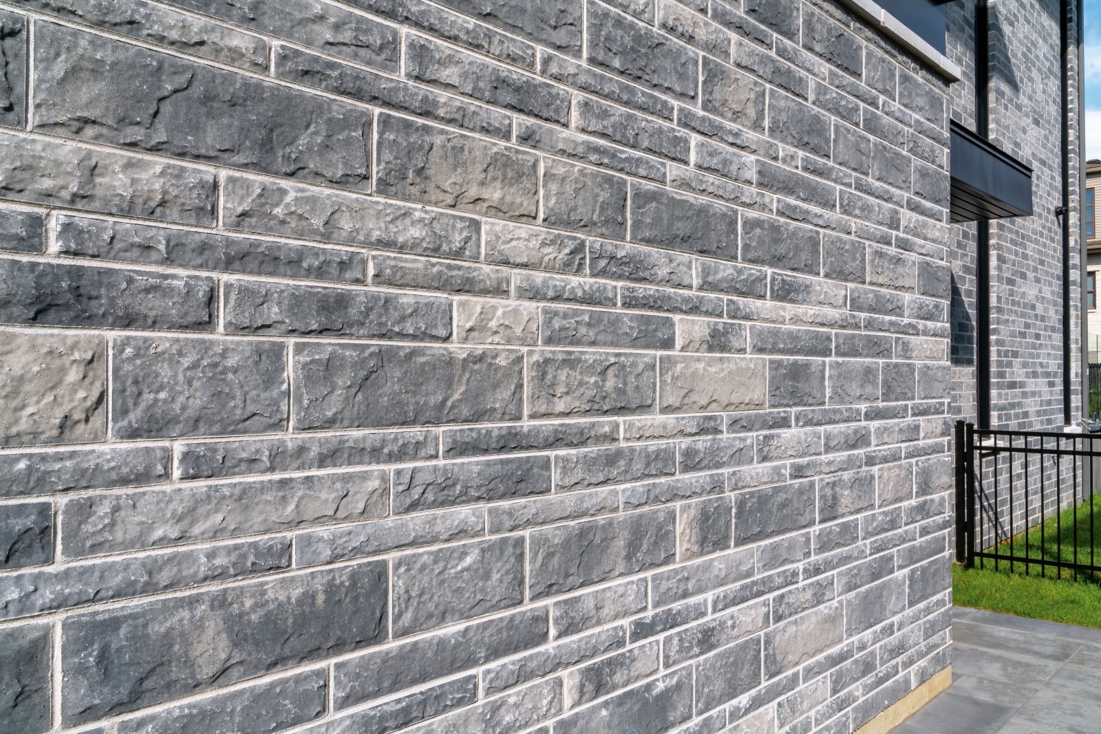 Permacon Mondrian Stone Newport grey wall